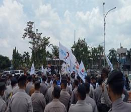 FSPMI Provinsi Riau demo di depan kantor Gubernur Riau (foto/int)